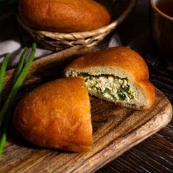Пирожок жареный с зеленым луком и яйцом 100г