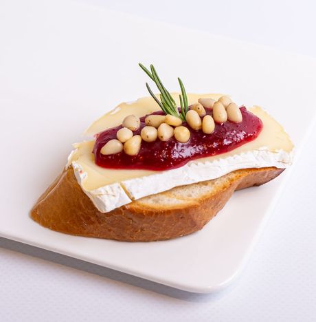 Брускетта с камамбером и с джемом из брусники 40г