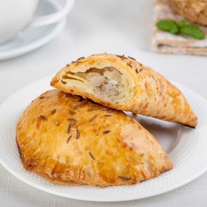 Пирожок с рыбой из сырного теста 80г