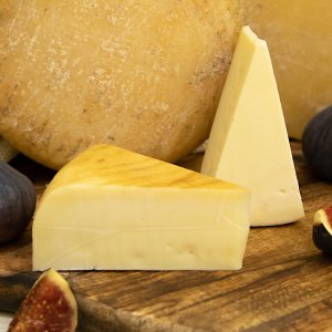 Сыр Любительский выдержан в коньяке 45% вес Наша Сыроварня