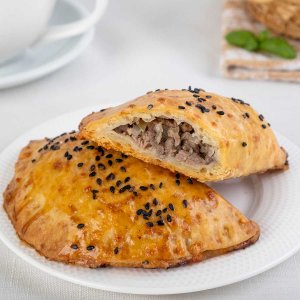 Пирожок с говядиной из сырного теста 80г