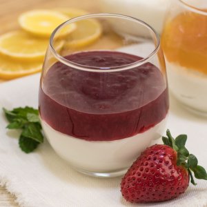 Йогурт Греческий с клубникой натуральный 200г Наша Сыроварня