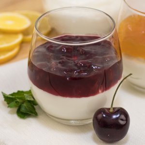 Йогурт Греческий с вишней натуральный 200г Наша Сыроварня