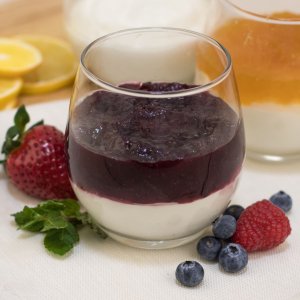 Йогурт Греческий с лесными ягодами натуральный 200г Наша Сыроварня