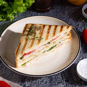 Сэндвич классический с курицей и помидором 175г