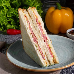 Сэндвич классический с полукопченой колбасой 175г