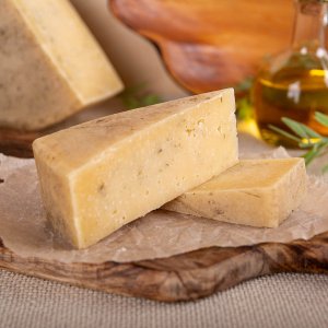 Сыр Новинка Любительский с кинзой 45% вес Наша Сыроварня