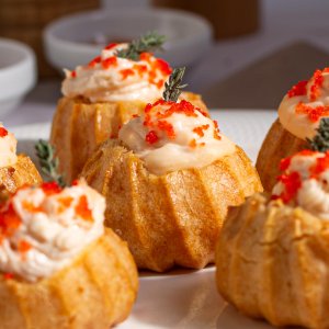 Закуска фуршетная Профитроли с муссом из семги вес